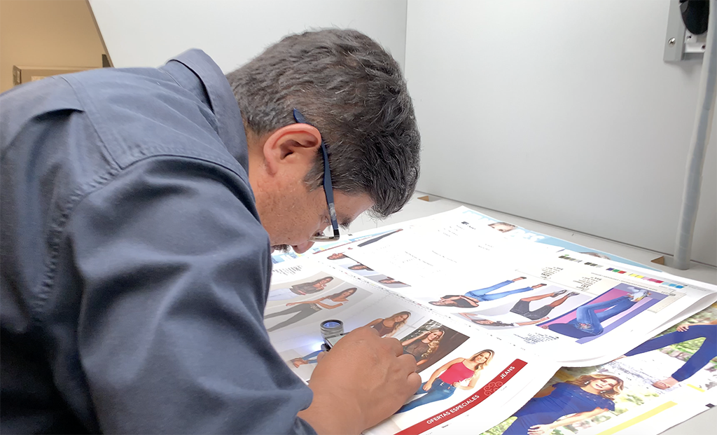 Persona sosteniendo una lupa Persona sosteniendo una lupa