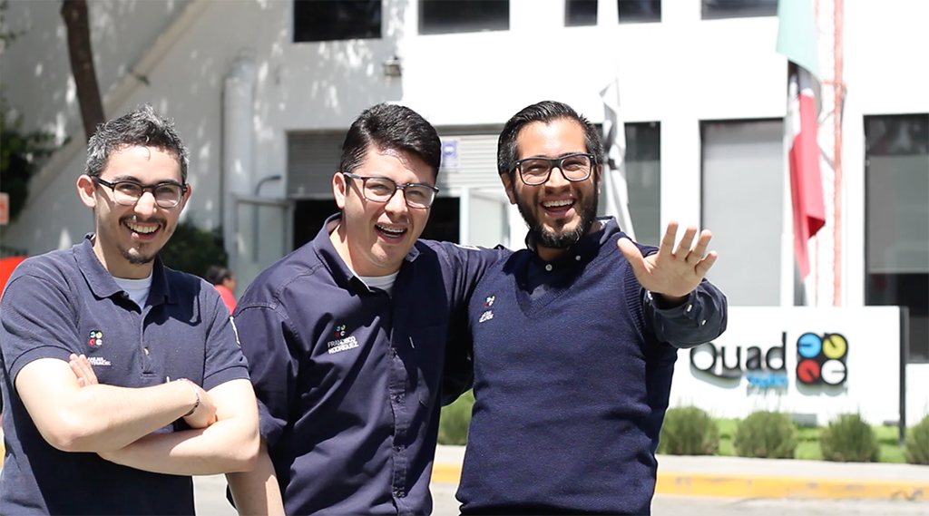 Trabajadores afuera sonriendo Trabajadores afuera sonriendo